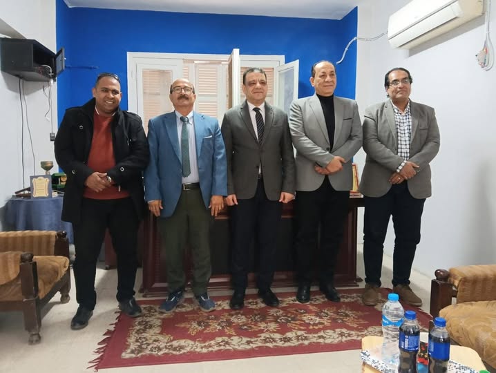 المستشار / عماد شمس - الحارس القضائى وبصحبة الدكتور/ صلاح النادى بتسليم اللجنة العلمية الجديدة لفرع السويس 